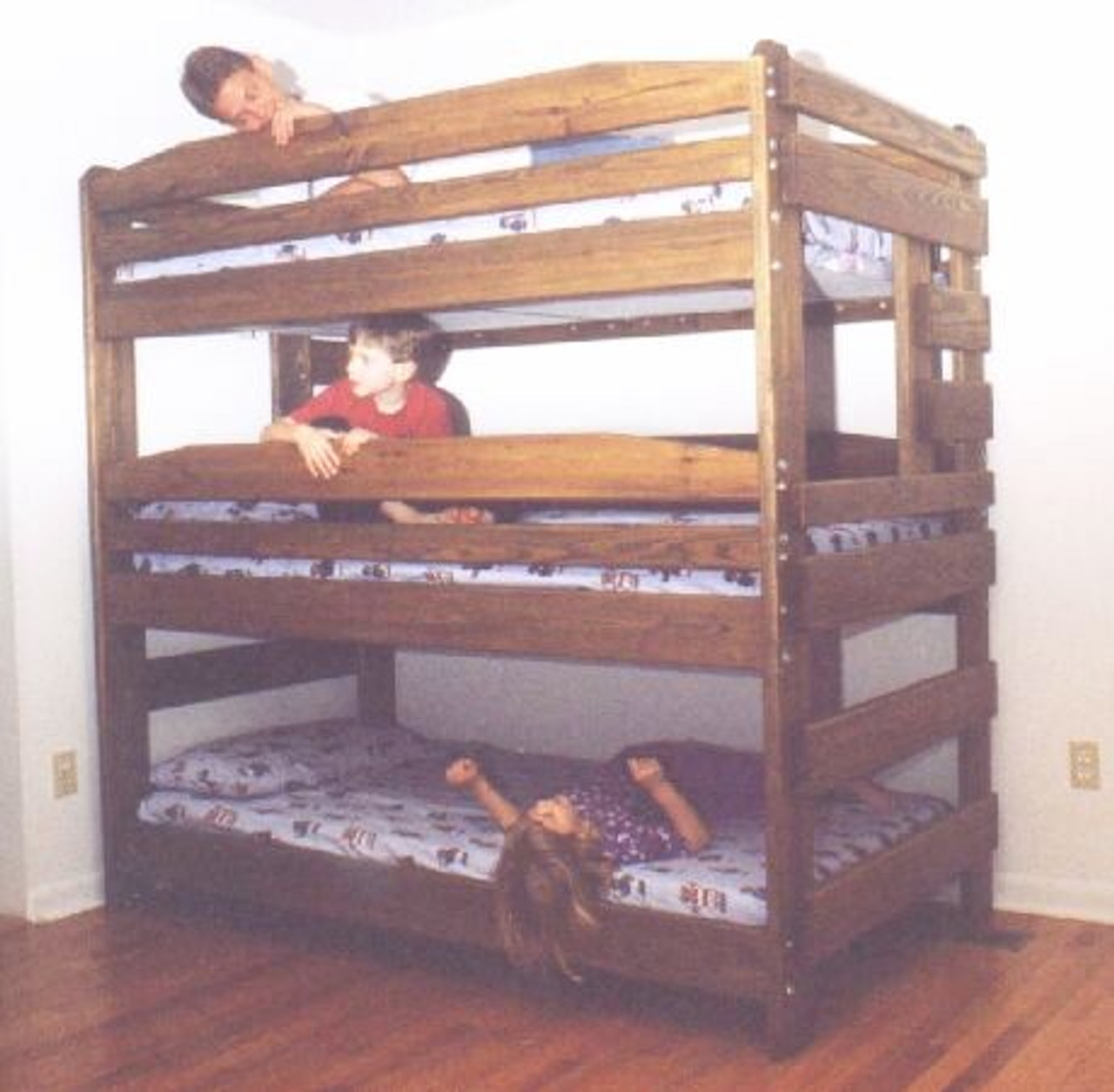 Советская деревянная двухъярусная кровать