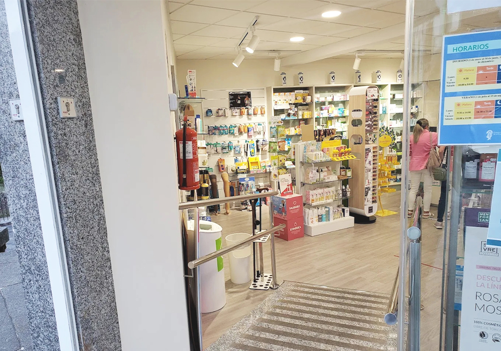 Entrada a la farmacia salvadas 22 en Santiago de Compostela, A Coruña