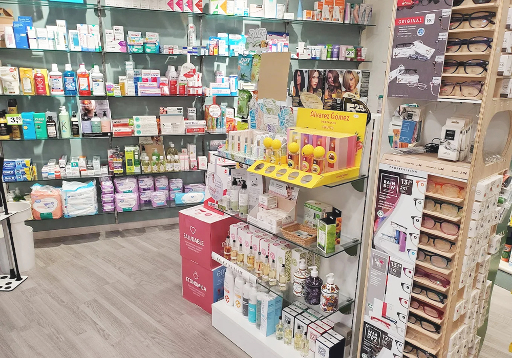 Interior de la farmacia salvadas 22 en Santiago de Compostela, A Coruña