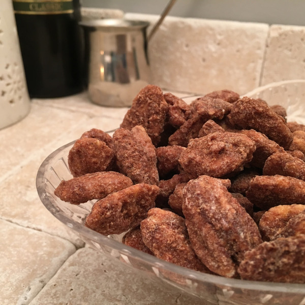 The proper way to serve and eat nuts