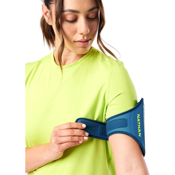 NATHAN SPORTS Super 5K Deep Blue/Safety Yellow OSFM Smartphone Armband (NS4923-60270-OSFM)