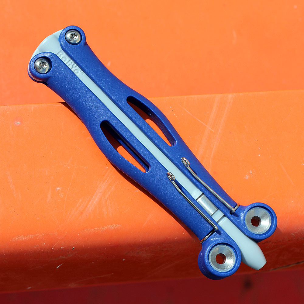 Blue BaliYo Wing handles showing extra-wide grip and longitudinal slots.