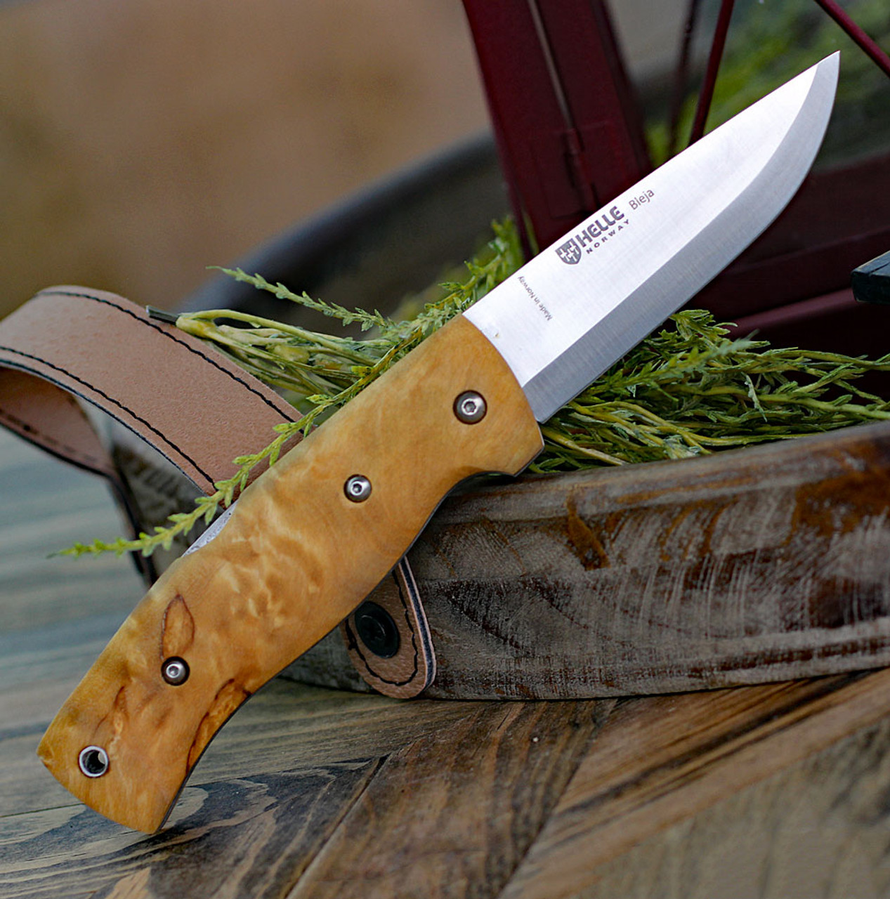 Helle Bleja 625, 3.35" Triple Laminated Stainless Steel Drop Point Plain Blade, Curly Birch Handle