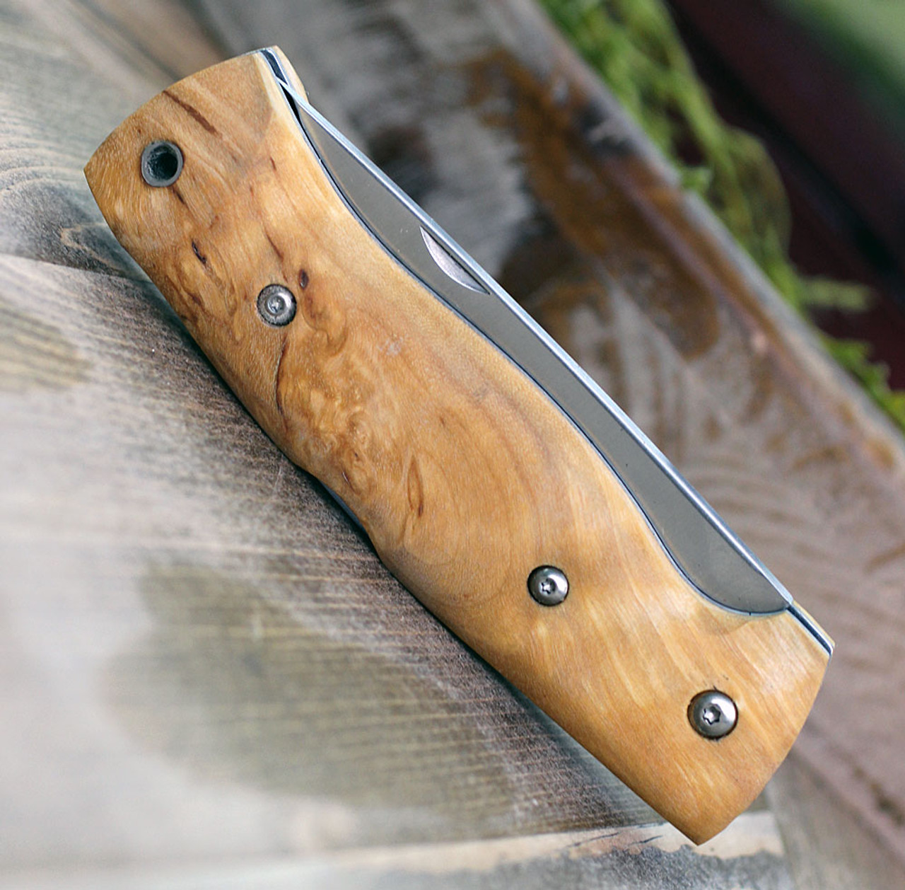 Helle Bleja 625, 3.35" Triple Laminated Stainless Steel Drop Point Plain Blade, Curly Birch Handle