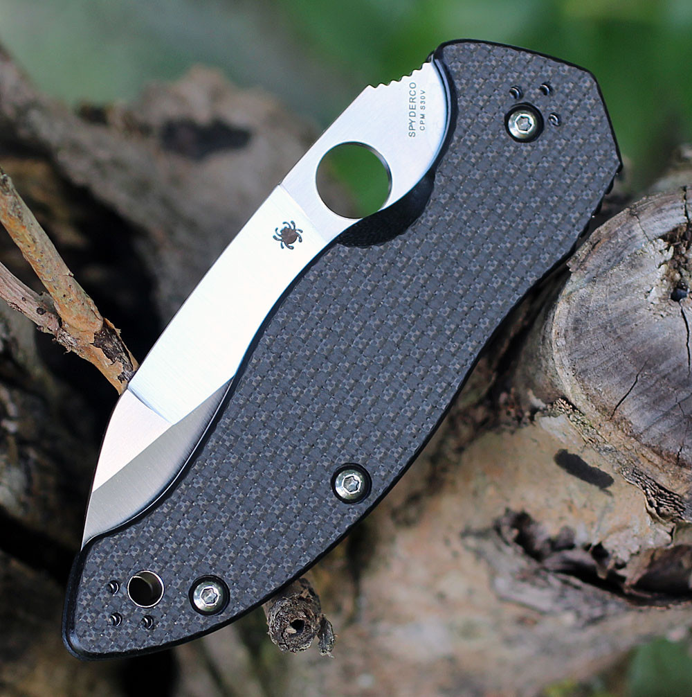 Close up of the Compression Lock and Carbon Fiber laminate texture on Spyderco C248CFP.