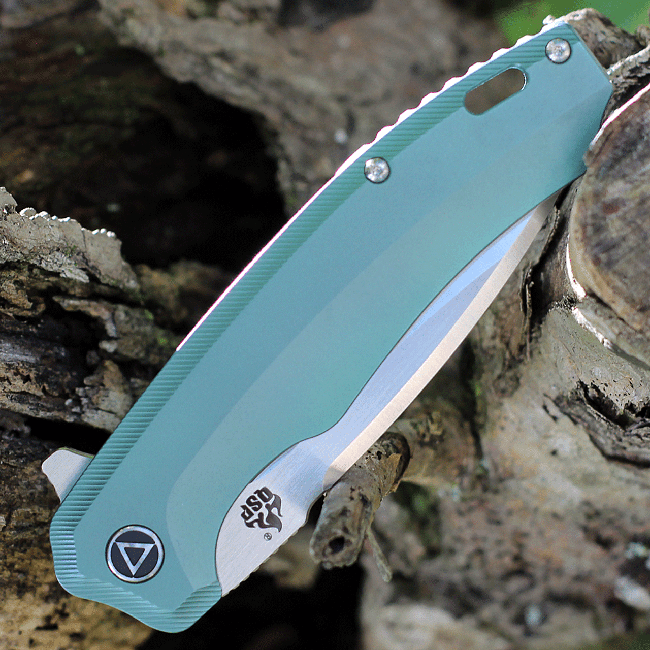 QSP Woodpecker (QS116B) 3.75" M390 Satin Drop Point Plain Blade, Green Titanium Handle