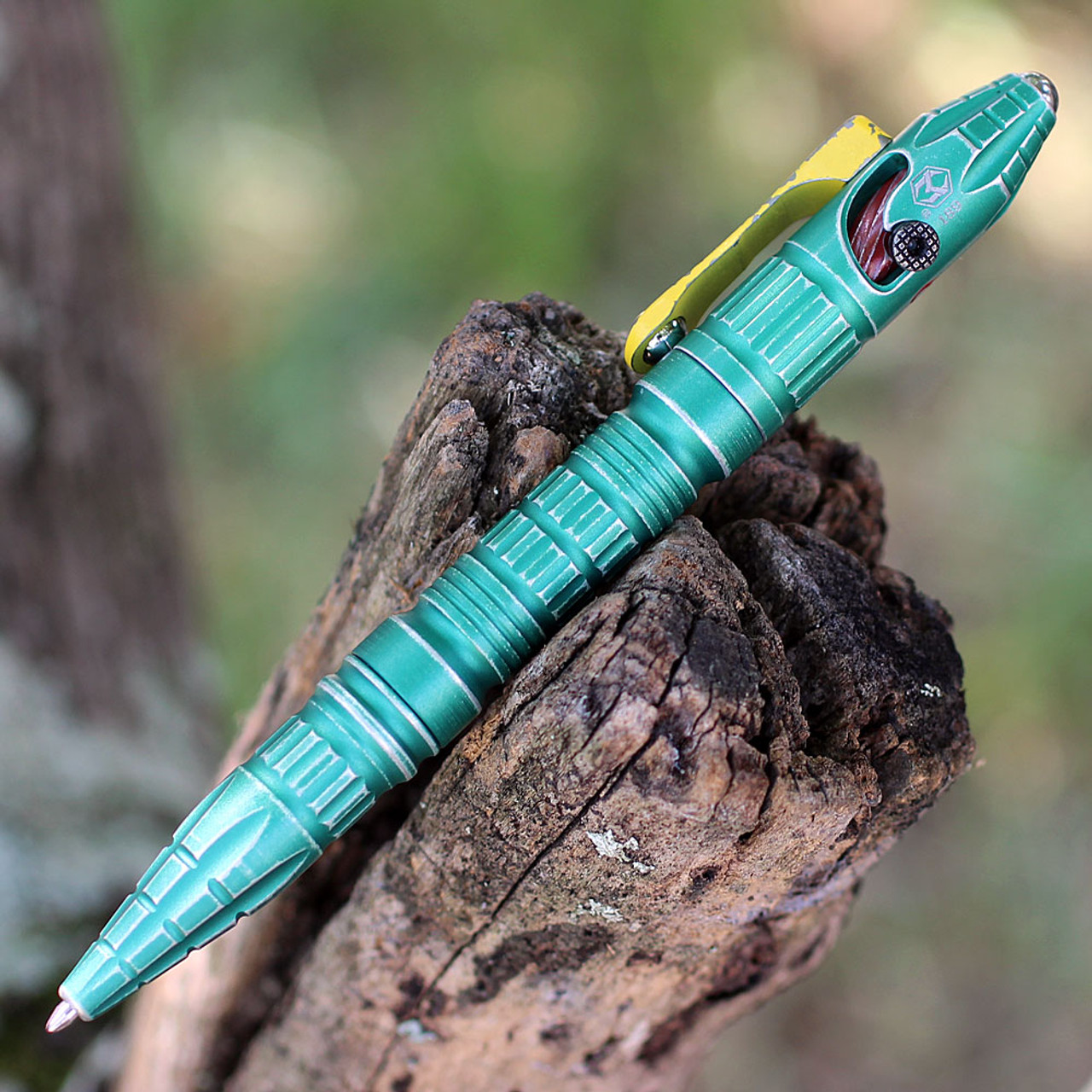 Heretic Thoth Bolt Action Tactical Pen (H038-BOUNTY) Battleworn Green Andonized Aluminum Body, Battlworn Red Bolt, Battlworn Yellow Clip