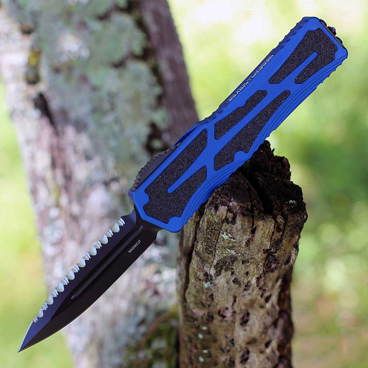 Heretic Colossus DE (H041-6C-BLU) - 3.50" Black DLC CPM-MagnaCut Double Edge Serrated Blade, Blue Aluminum Handle w/Black Grip Inlays