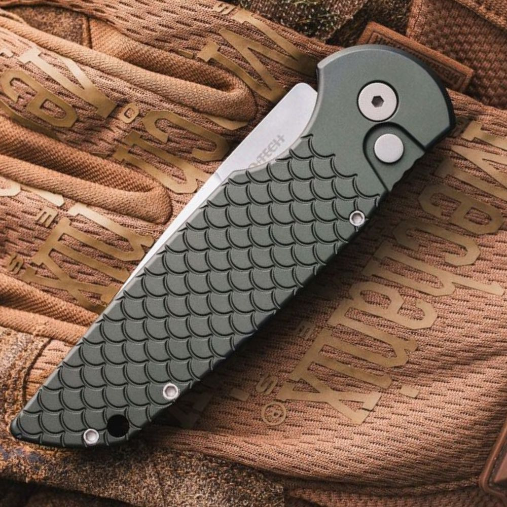 Pro-Tech TR-3 X1 green fish scale engraved 6061-T6 aluminum handle close-up, blasted push button, front closed view