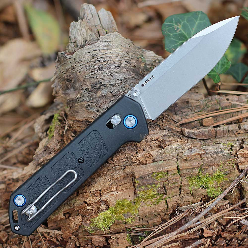 Crossbar lock and blue accent rings detail Boker Kihon DC 2.0 folder