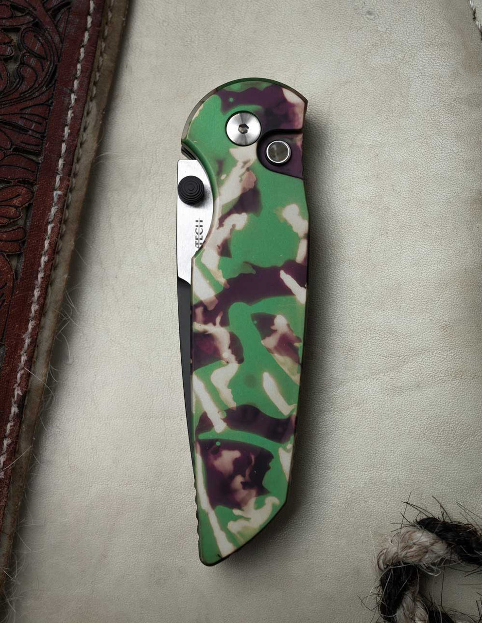 Mardi Gras Camo aluminum handle with Black Lip Pearl button