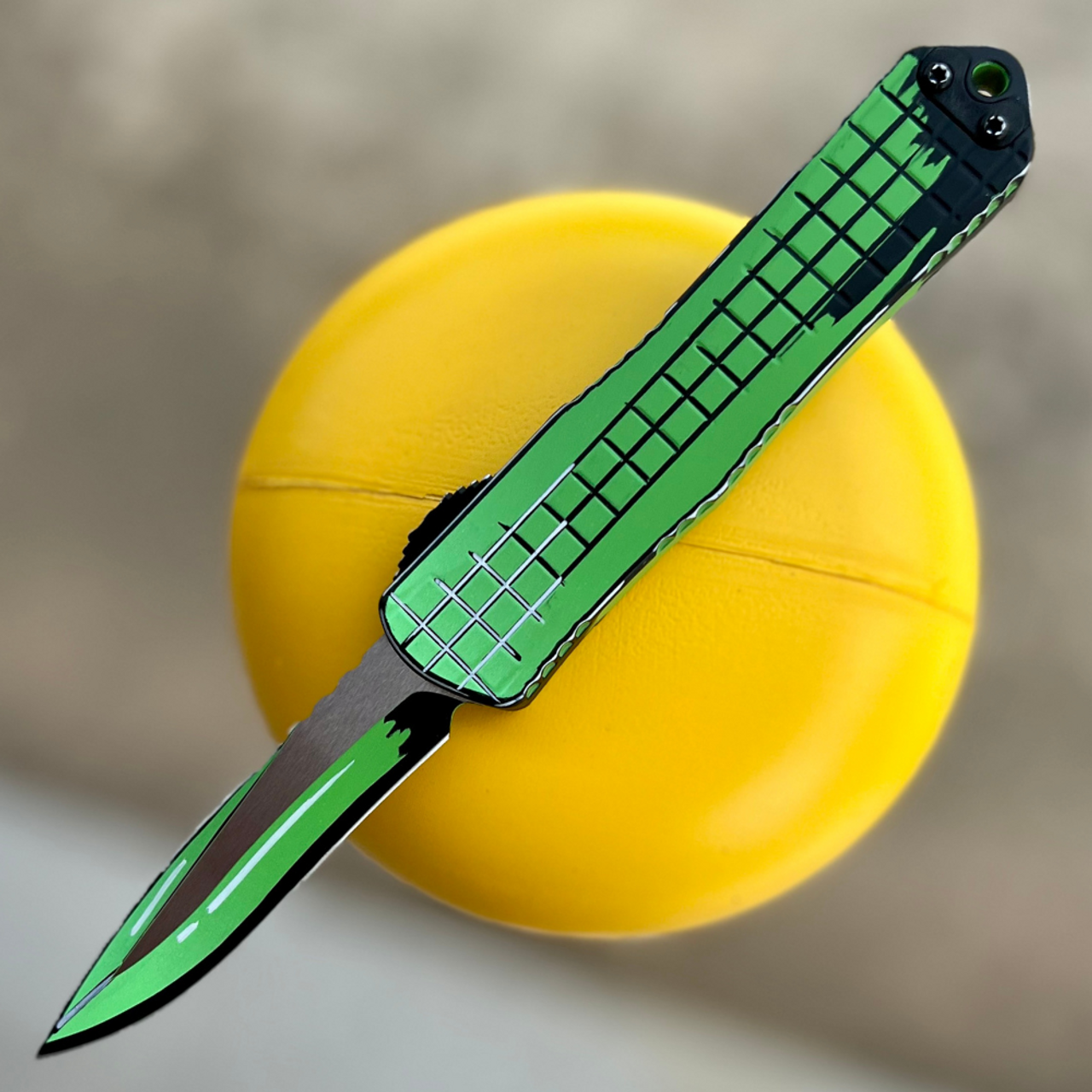 Heretic Manticore E Recurve Cel Shade Toxic Green (3.12" MagnaCut Recurve)  H029F-CS-TX