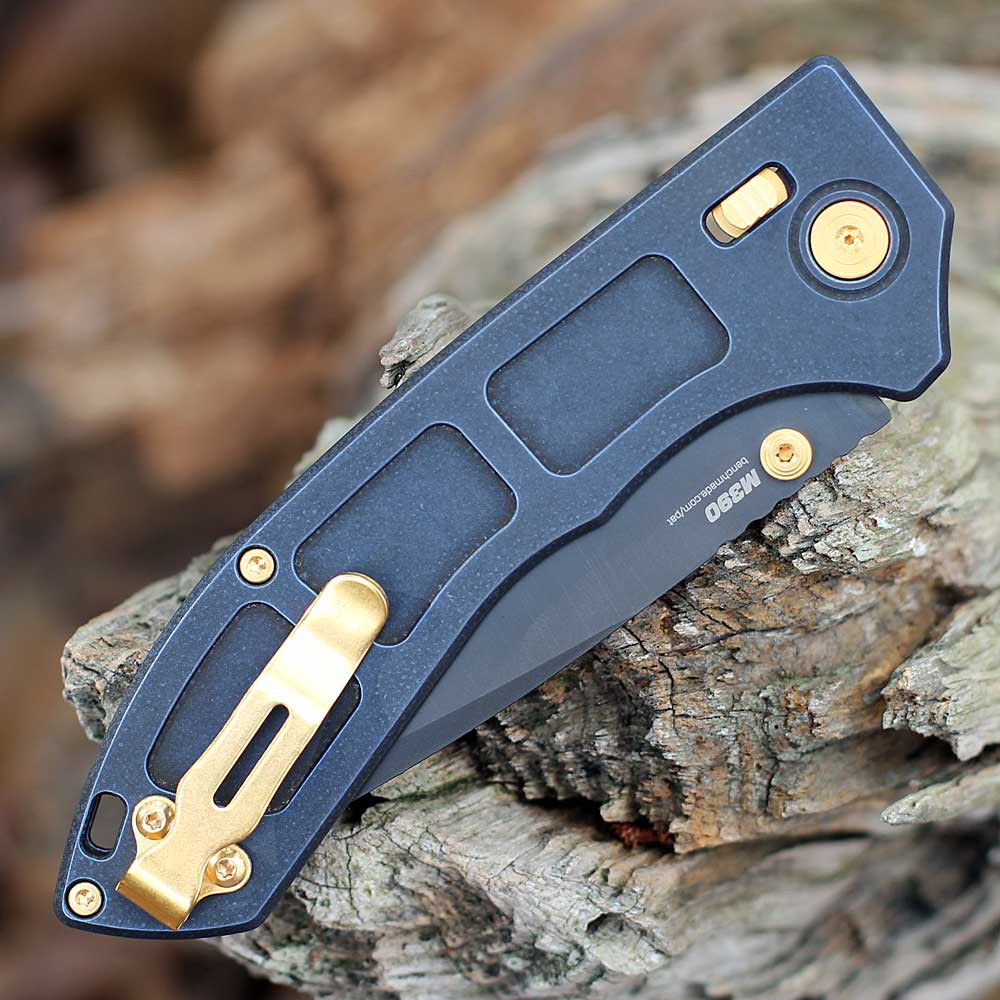 Close-up AXIS Lock and gold mini deep-carry clip on Benchmade Narrows SPL1