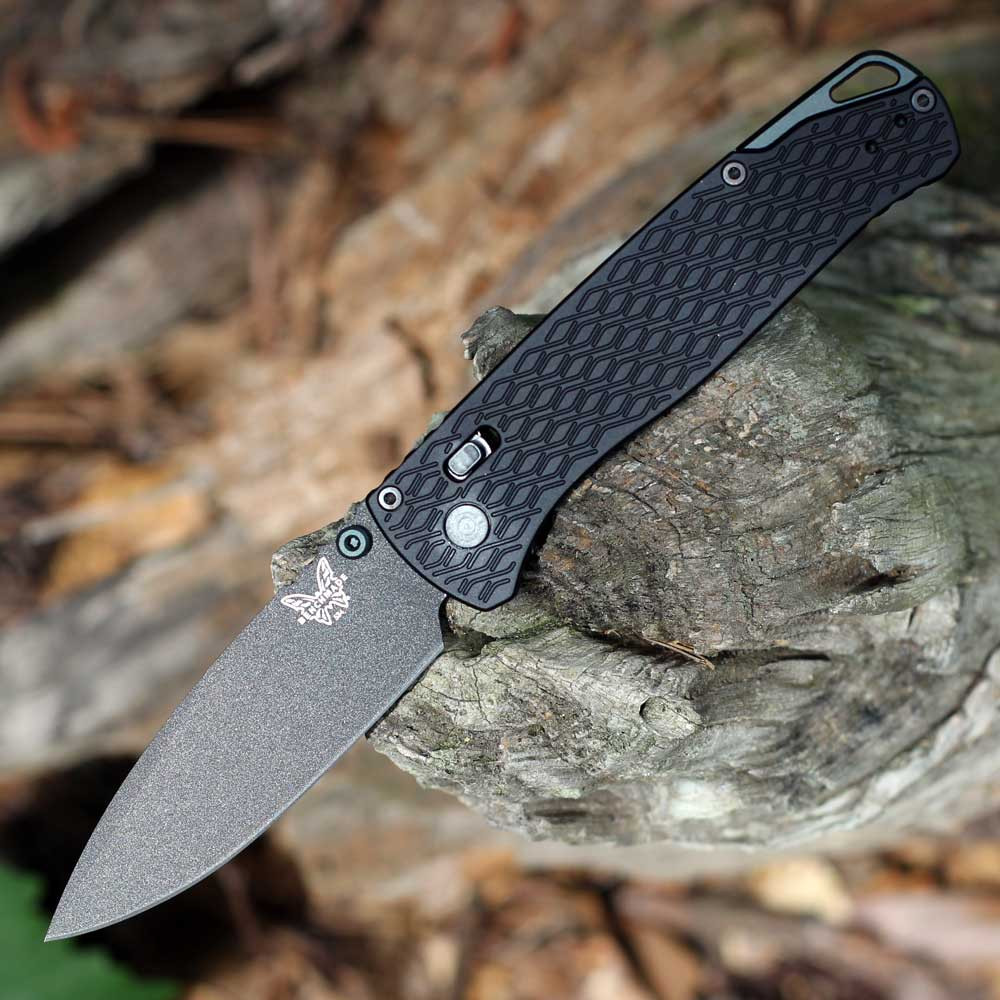 Benchmade Bugout Vapyr 534BK 3.25-inch CPM MagnaCut Black Cerakote Drop-Point Blade Black Aluminum Handle