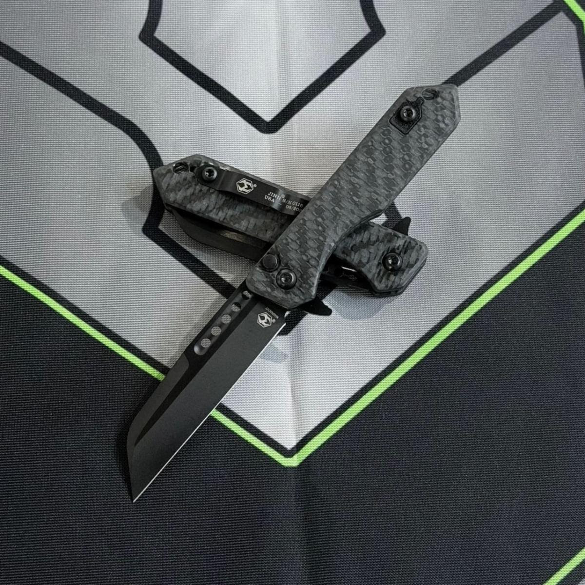 Heretic Knives Jinn Manual H213-6A-GLOCF — CPM-MagnaCut DLC black Wharncliffe, black glow carbon fiber handle, milled titanium clip, ambient light
