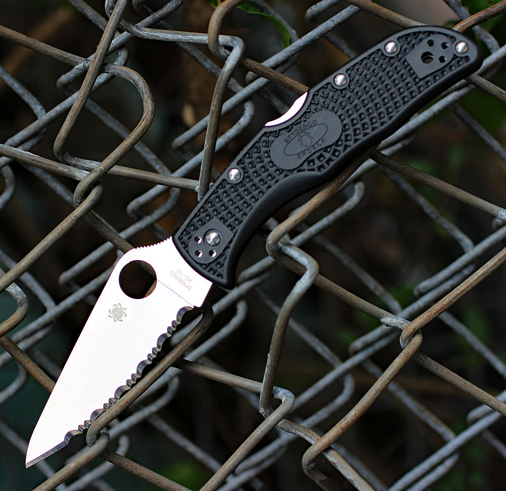 Spyderco Endela Lightweight C243SBK serrated blade open