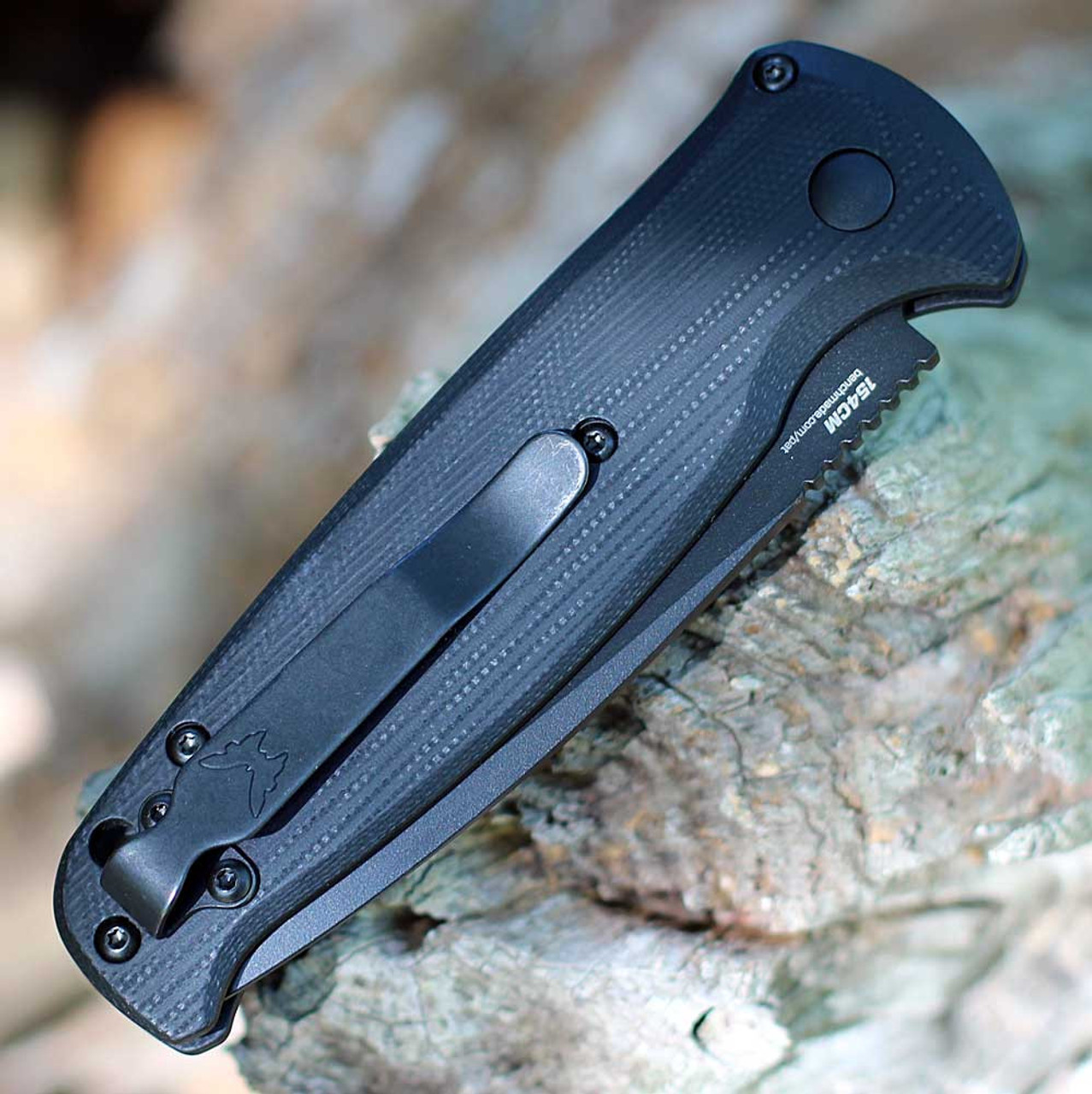 Lightweight automatic folder with front-mounted safety switch and deep-carry clip