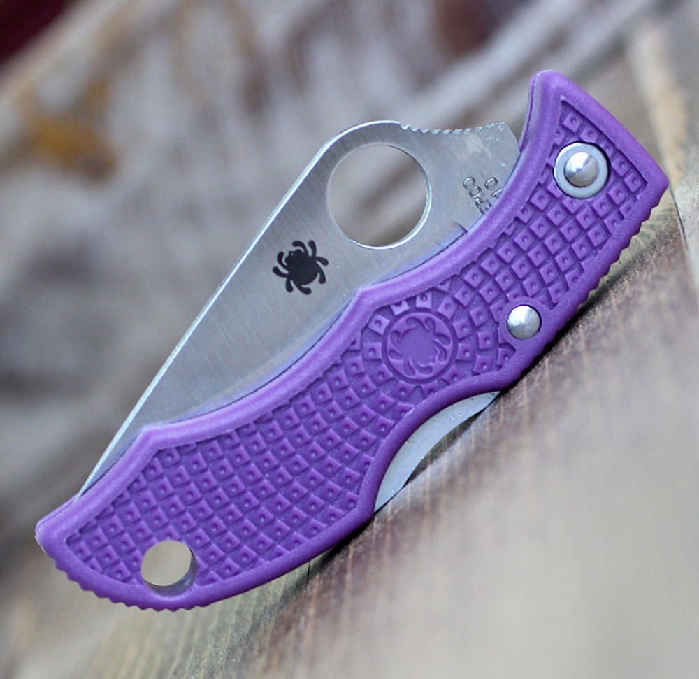 Close up of the lockback and textured purple FRN handle on Ladybug 3.