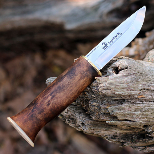 Karesuando The Boar Jagdmesser – Sandvik 12C27 Klinge, Maserbirke Griff, Lederscheide