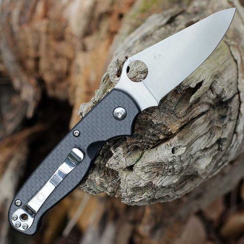 Spyderco Buttonup C275CFP satin clip point blade and carbon fiber laminate handle