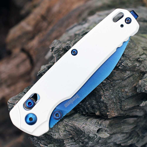 Close-up Blue PVD blade finish and white anodized aluminum handle Kershaw Bel Air