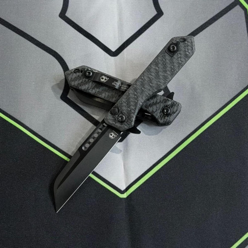 Heretic Knives Jinn Manual H213-6A-GLOCF — CPM-MagnaCut DLC black Wharncliffe, black glow carbon fiber handle, milled titanium clip, ambient light