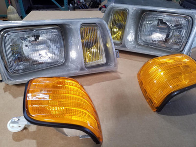 Genuine Mercedes-Benz Pair of Headlight Assemblies w/ Fog Lamps and Turn Signals NOS W126