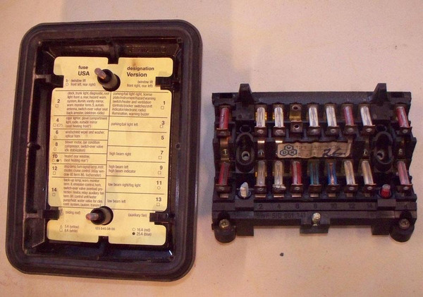 Genuine Mercedes-Benz Fuse Box w/ Lid W123