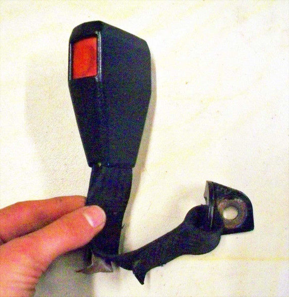 Genuine Mercedes-Benz Rear Seat Belt Receiver w/ Side Button for Notched Buckle C107 W116 W123 Coupe Sedan 71-79