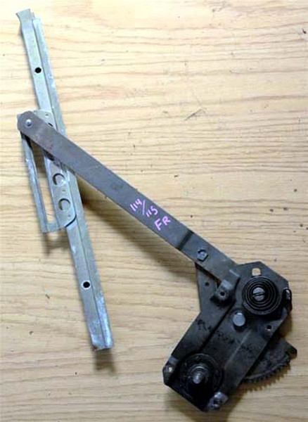 Genuine Mercedes-Benz Manual Window Regulator Front Right W110 W111 W112 W114 W115 Sedan