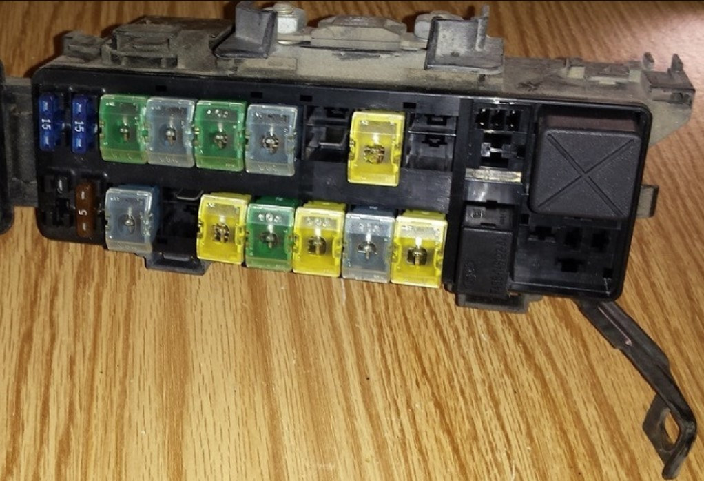 Engine Bay Fuse Box with Fuses 1994 1995 Thunderbird SC LX