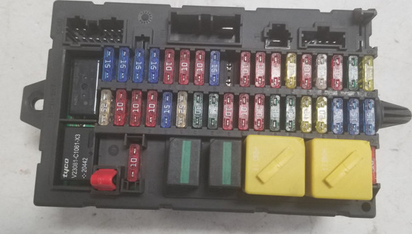 1998 to 2004 LAND ROVER DISCOVERY 2 II Interior Fuse Box with Fuses 518678602 4.0L