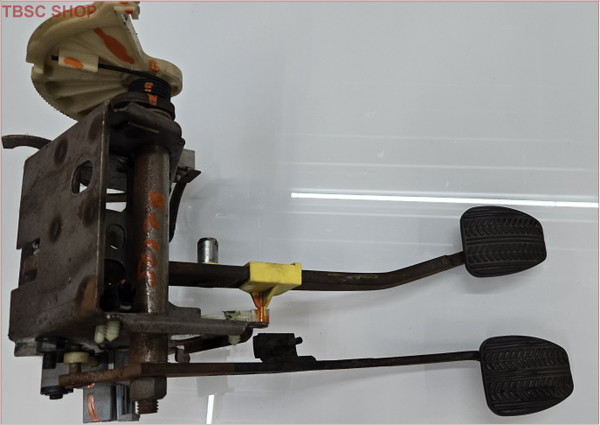 1996 97 98 99 00 01 02 03 2004 Ford Mustang 5-Speed Manual Clutch Brake Pedal Assembly