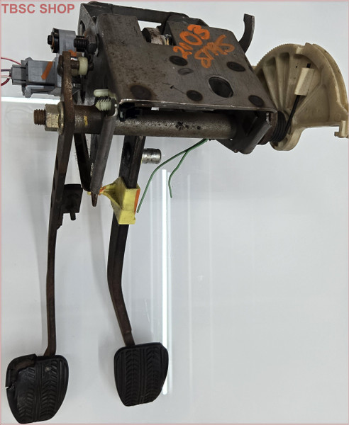 1996 97 98 99 00 01 02 03 2004 Ford Mustang 5-Speed Manual Clutch Brake Pedal Assembly