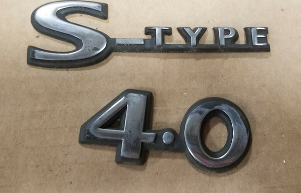 1999 00 01 2002 JAGUAR S-TYPE Trunk Emblem 4.0 V8