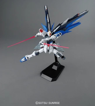 BANDAI - ZGMF-X10A Freedom Gundam (Ver 2.0) MG Model Kit, from "Gundam SEED"   5061611