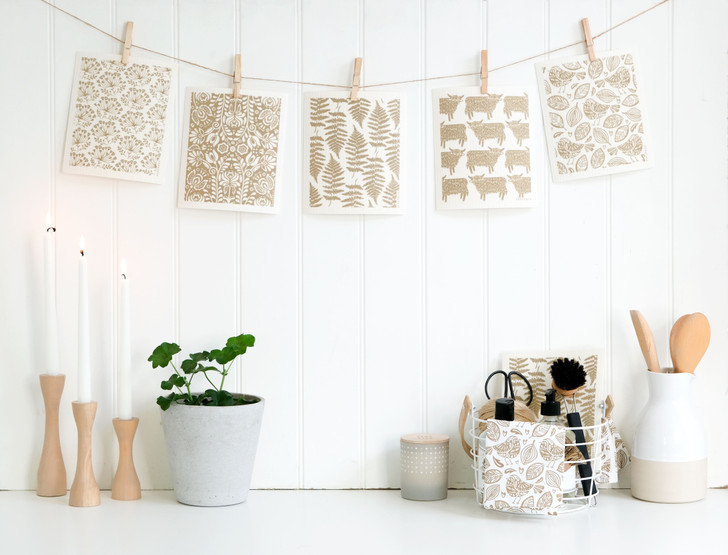 Inspired by classic Swedish design, the Scandi Bloom Swedish Dishcloth in sand brings beauty and functionality to everyday cleaning. Crafted from natural cellulose and cotton, this reusable cloth is exceptionally absorbent, machine washable, and fully biodegradable—making it a sustainable staple for any kitchen.