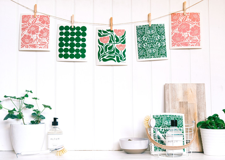Inspired by classic Swedish design, the Scandi Bloom Swedish Dishcloth in dark green brings beauty and functionality to everyday cleaning. Crafted from natural cellulose and cotton, this reusable cloth is exceptionally absorbent, machine washable, and fully biodegradable—making it a sustainable staple for any kitchen.