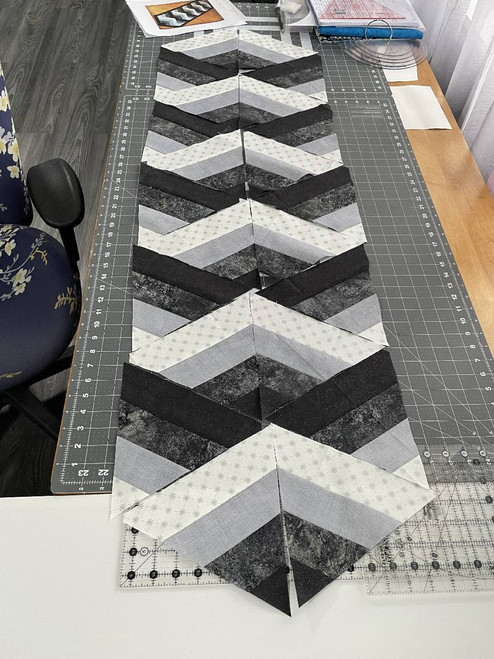 Table Runners / DK-TR-4: Rectangle (White and Black) - Rectangle