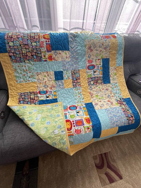 Laps and Throws / Q-LT-7: Cartoon Cats (Blue and Yellow)