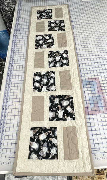 Christmas Table Runners / SH-CTR-14: Gnome (Beige / White) - Rectangle