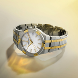 Detalle del Maurice Lacroix Aikon Cuarzo 35mm con brazalete bicolor y esfera plateada
