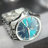 Detalle del Certina DS Action Day-Date con esfera verde, índices luminiscentes y brazalete de acero