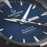 Detalle de la esfera azul del Certina DS Action Day-Date con indicadores luminiscentes y ventana de día y fecha