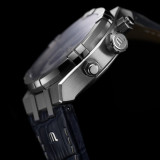 Detalle lateral del Maurice Lacroix Aikon Automático Cronógrafo 44mm con caja de acero y correa azul