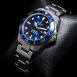 Certina DS Action Diver C032.807.11.041.00 con esfera azul, bisel de buceo y brazalete de acero