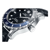 Detalle del Sandoz Sport 81397-57 con esfera negra, bisel azul de buceo y caja de acero