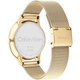 Vista trasera del Calvin Klein Multifunction 25200103 con brazalete de malla dorado y cierre ajustable
