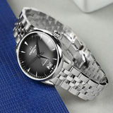 Detalle del Certina DS-1 Big Date C029.426.11.051.00 con esfera negra, gran fecha y brazalete de acero inoxidable