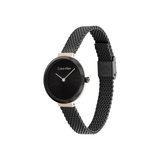 Detalle del Calvin Klein Minimalistic T Bar 28mm con esfera negra y brazalete de malla de acero